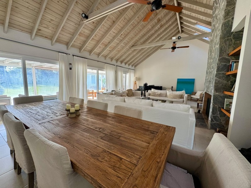 Casa en venta y alquiler en Laguna Blanca con piscina